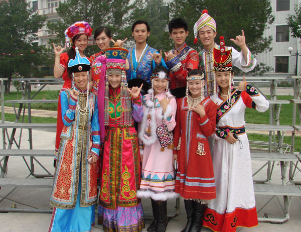 国旗在我心 我在国旗边——记我校参加奥运会开幕式表演的蒙古族姑娘娜莎