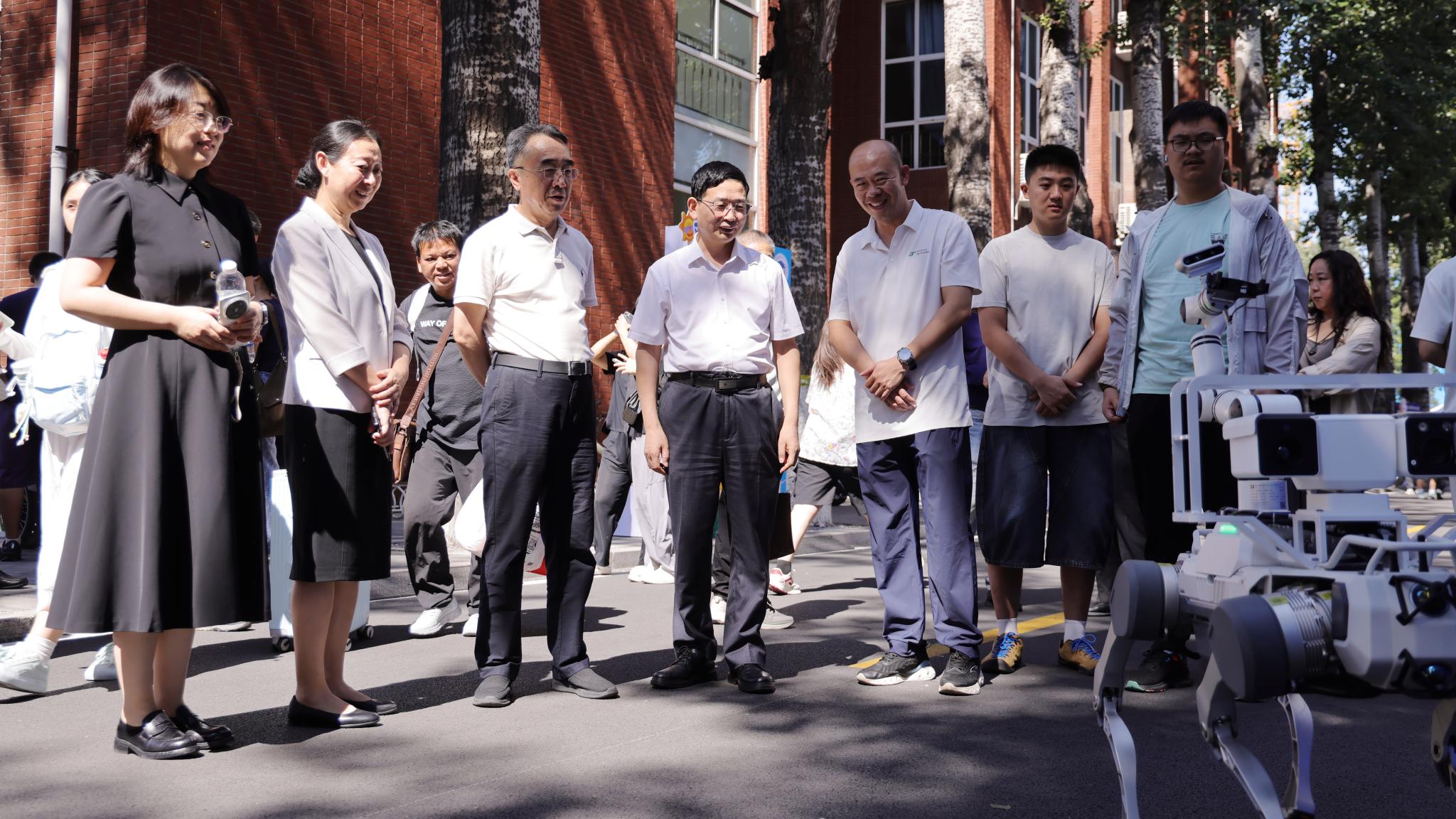 校领导与新生交流，勉励新生厚植爱农情怀，练就兴农本领，在乡村振兴的大舞台上建功立业！