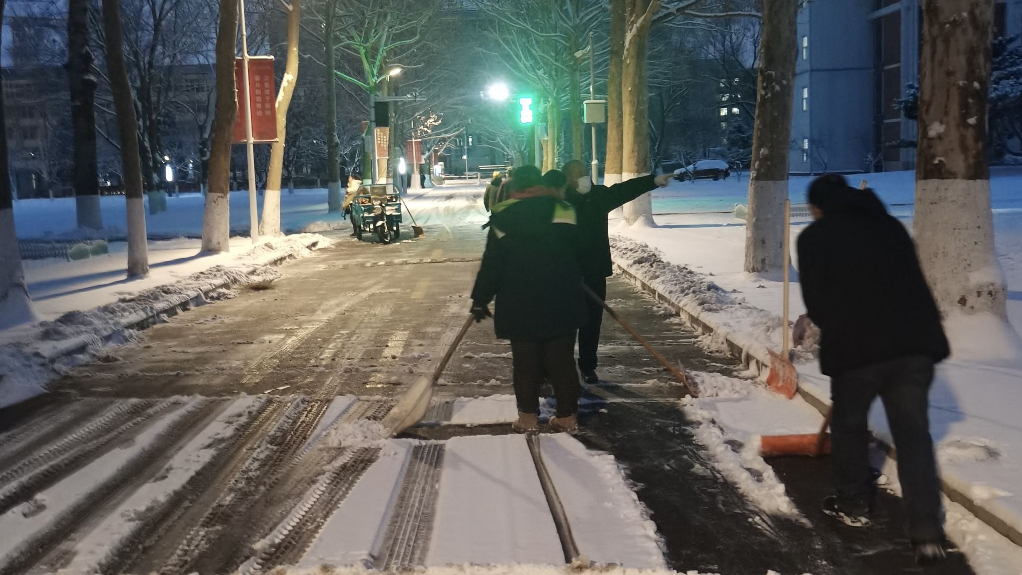 以雪为令 闻雪而动！扫雪除冰守护“路畅人安”