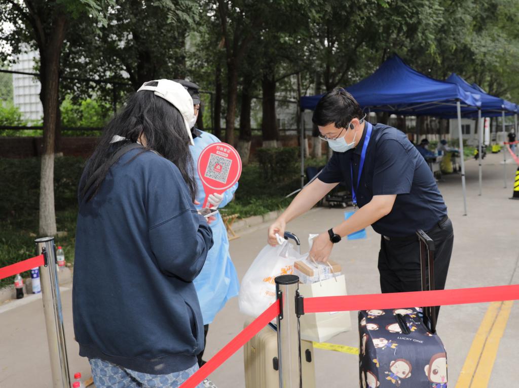 党员干部主动担当作为 为学生安全返校保驾护航